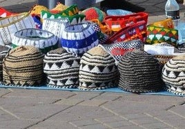 Imagen de un puesto de venta instalado en la calle.
