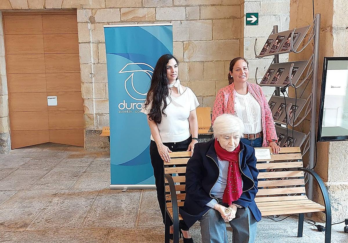 La responsable del proyecto BBK Herriz Herri, Verónica Urda, y la teniente de alcalde, Jesica Ruiz, (PSE), presentaron la iniciativa con la icónica figura de 'Mercedes', la escultura del artista Rubén Orozco .