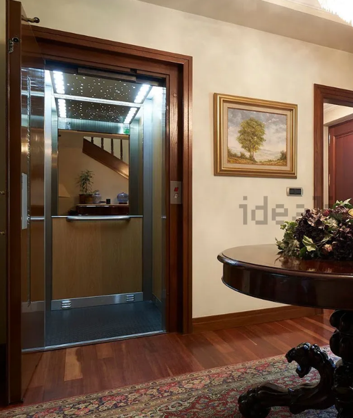 Imagen secundaria 2 - Fachada de la casa, el salón principal y el ascensor que comunica las plantas.