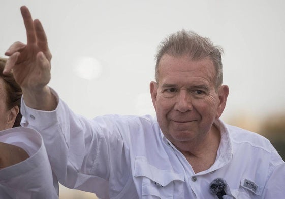 El candidato opositor de Venezuela, Edmundo González, saludando en un acto de campaña, en Puerto La Cruz (Venezuela).