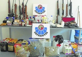 Sustancias y armas incautadas en Getxo en julio en un operativo en el que se desmanteló un laboratorio de 'speed' y éxtasis.