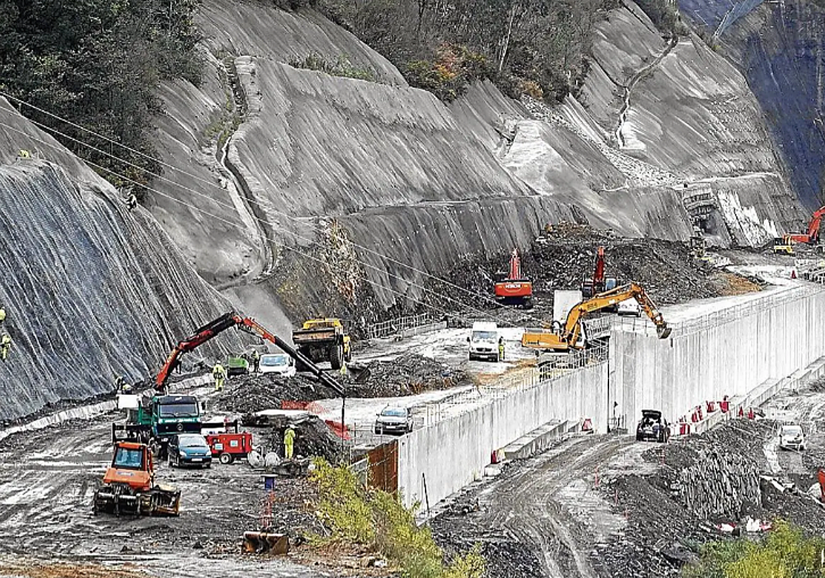 Ortuzar evita decantarse por Vitoria o Ezkio y dice que cualquier trazado del TAV traerá «desarrollo»