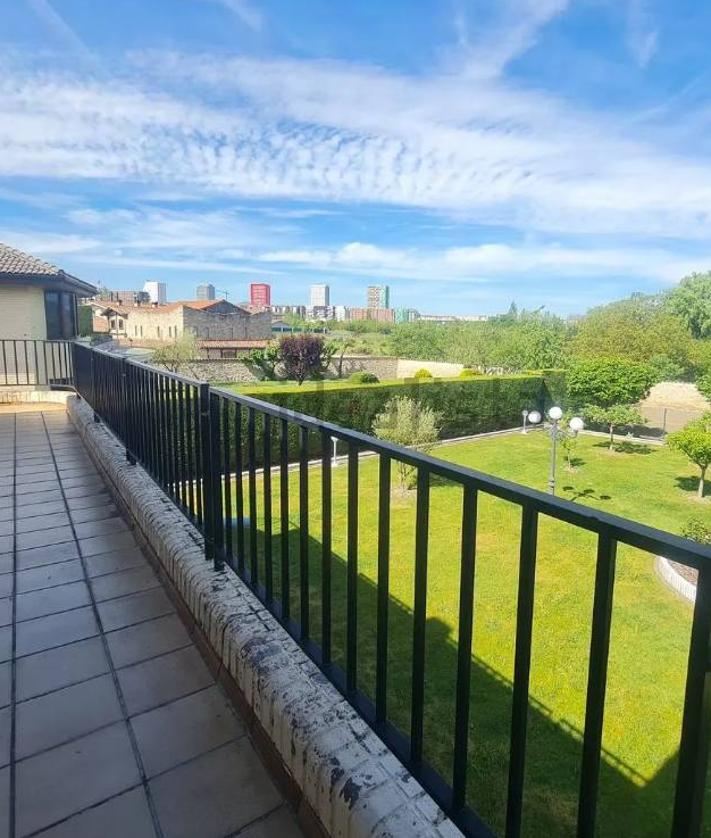 Imagen secundaria 2 - Txoko, terreno para huerta y terraza.
