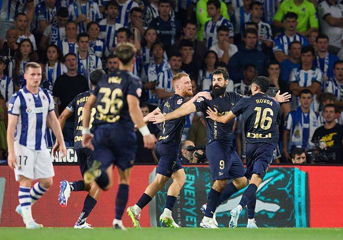 Los jugadores del Alavés celebran el gol de Villalibre en Anoeta.