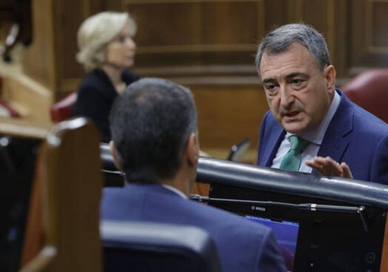 Aitoir Esteban conversa con Sánchez en un pleno reciente del congreso.