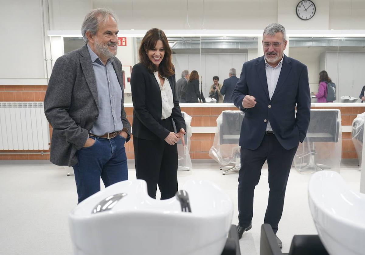 Raimundo Ruiz de Escudero, a la izquierda, junto con la alcaldesa, Maider Etxebarria, y el edil César Fernández de Landa.