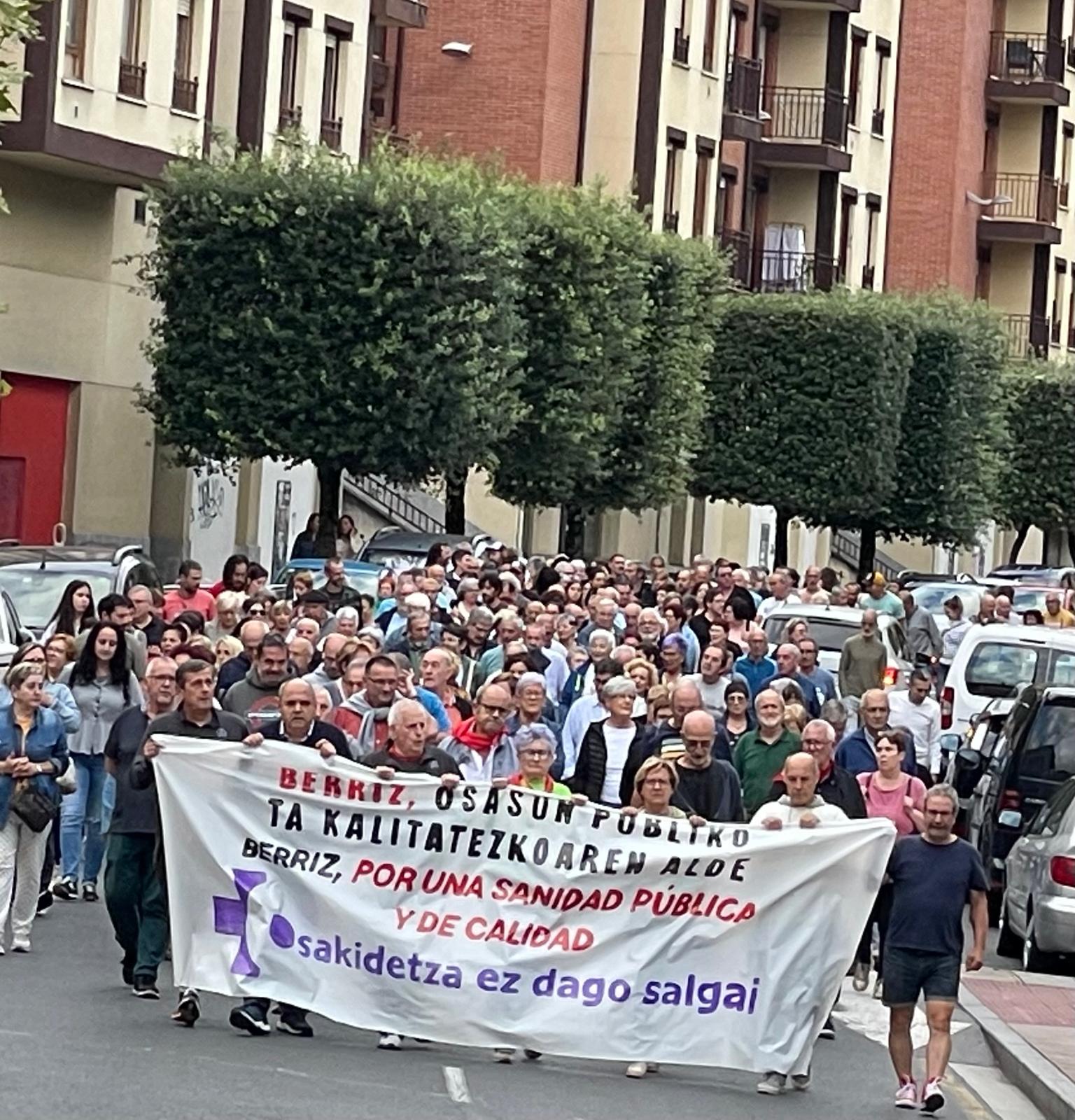 Imagen principal - Más de 300 personas participaron en la manifestación por las calles de Berriz.