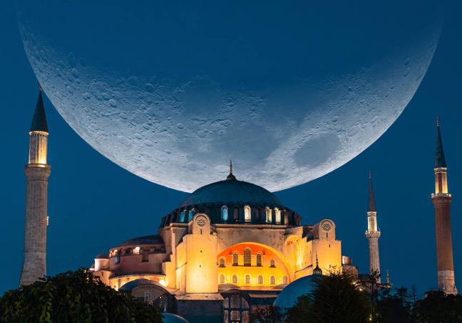 Santa Sofía con luna creciente.