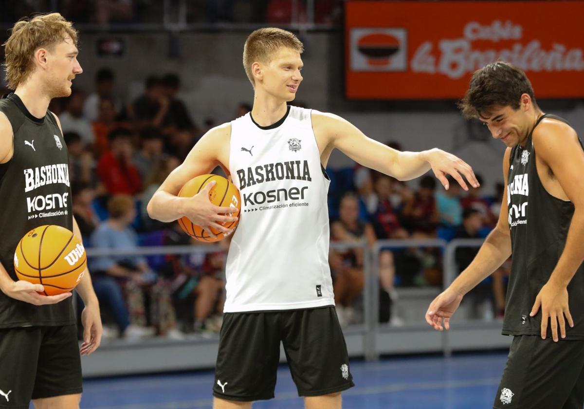 Savkov, junto a Raieste y Joseba Querejeta, en el entrenamiento de puertas abiertas.