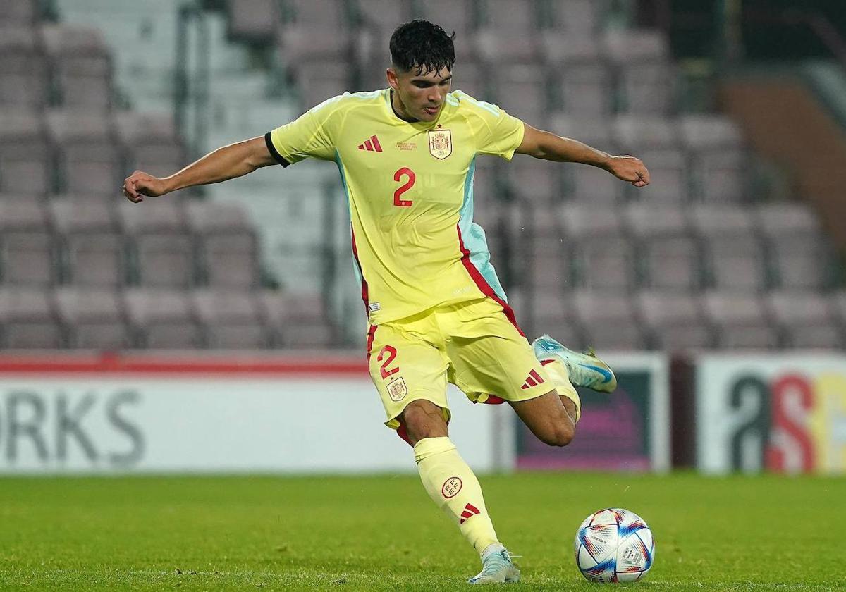 Hugo Novoa golpea al balón durante el duelo entre Escocia y España sub-21.