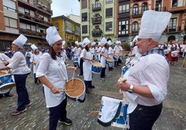 La tamborrada mixta de Bermeo desfilará el viernes a partir de las seis de las tarde.