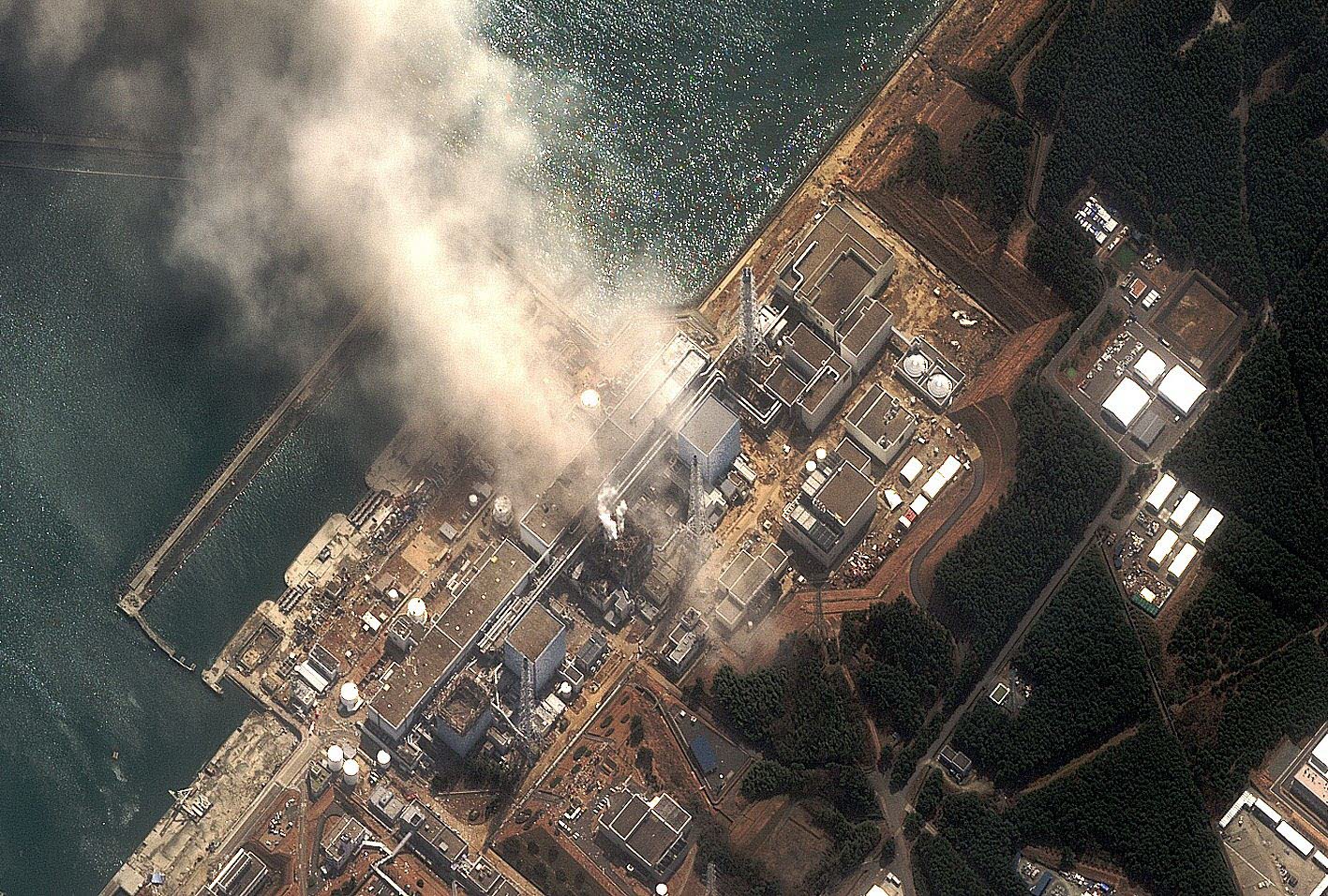 Imagen - Colunnas de humo surgen de la central dos días después del tsunami.