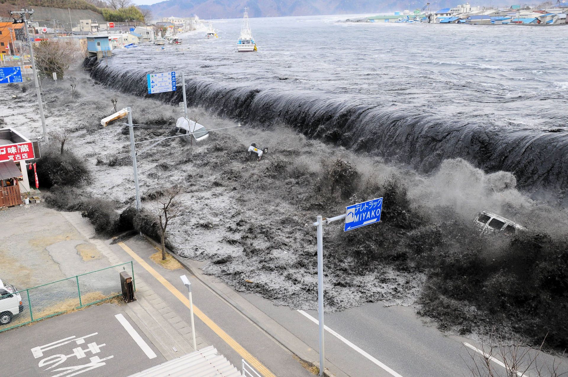 El tsunami devastó parte demla costa y causó miles de muertes.