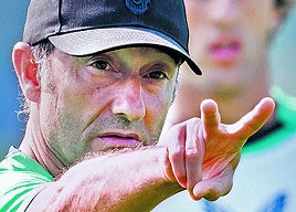 Valverde da instrucciones durante un entrenamiento de esta temporada en Lezama.