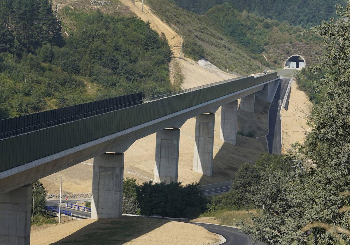 Uno de los viaductos finalizados en el tramo de Ezkio-Itsaso.