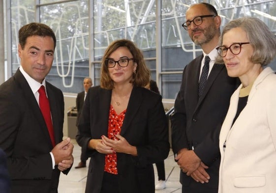 El lehendakari y la diputada general junto a miembros de la London School of Economics.