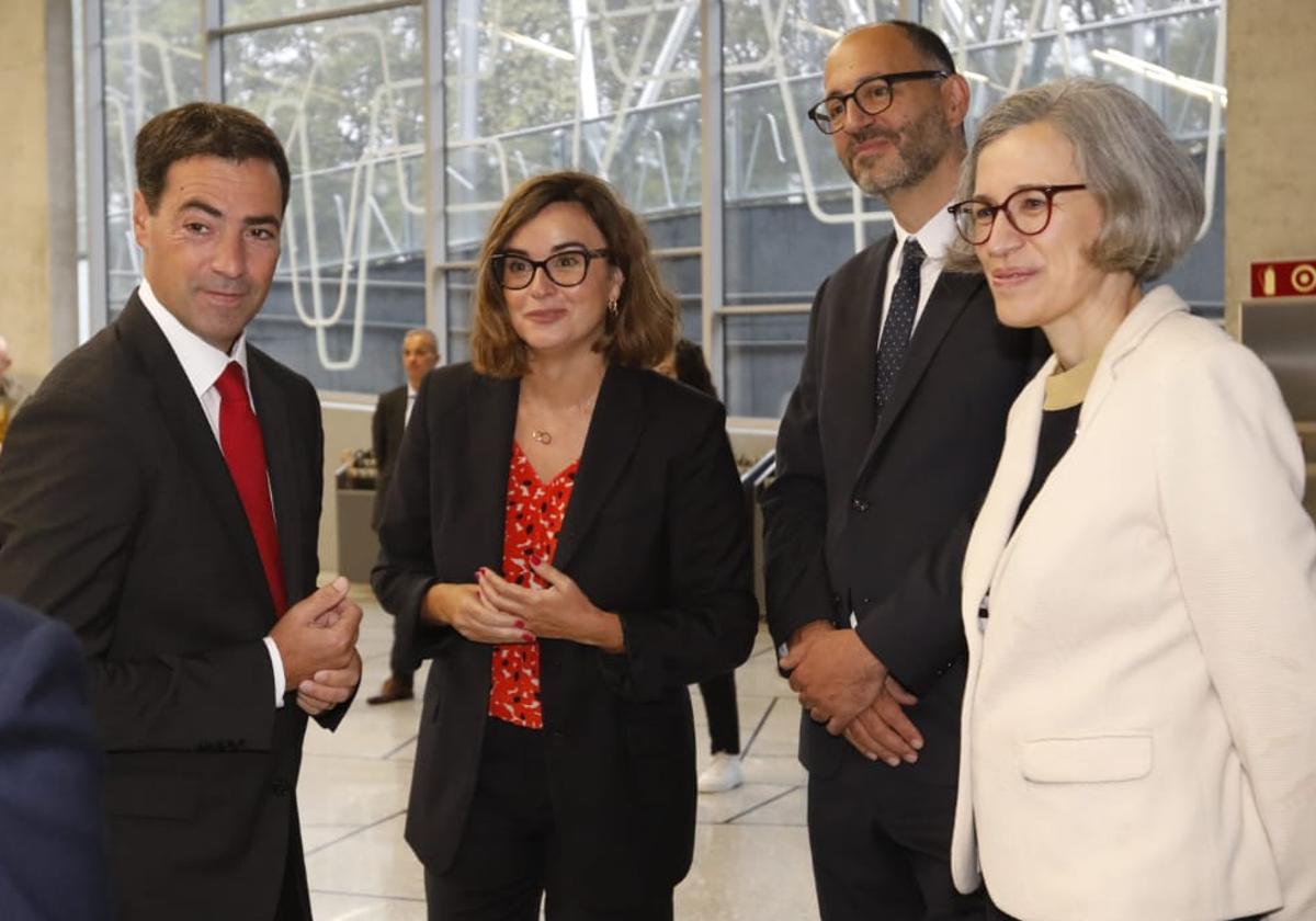 El lehendakari y la diputada general junto a miembros de la London School of Economics.