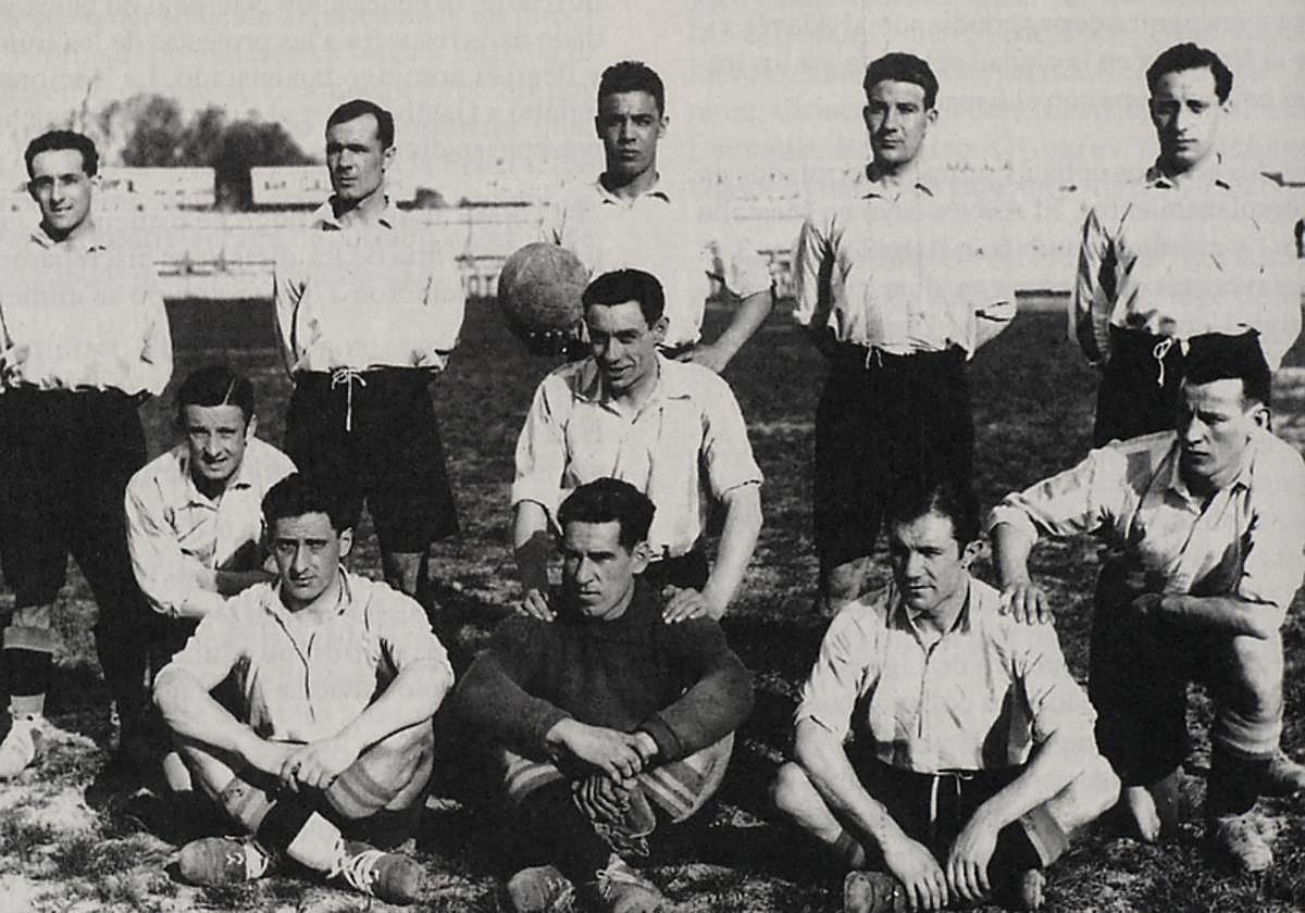 Plantilla alavesista de la temporada 1930-31, en la que la visita a Sarriá se saldó con un 2-0.