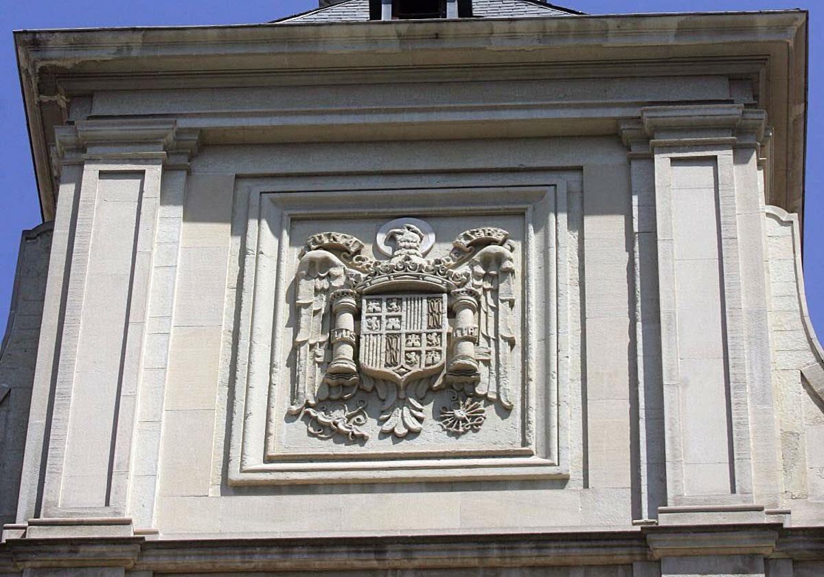 Detalle del escudo franquista que se va a retirar en el edificio de Olaguíbel.