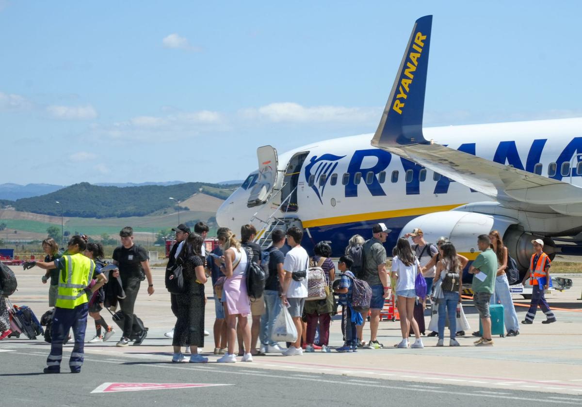 Varios pasajeros descienden de un vuelo de Ryanair en el aeropuerto de Foronda.