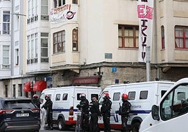 Agentes de la Ertzaintza intervienen en un caso de okupación junto a Los Herrán.