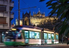 El tranvía circula de noche en La Blanca y Santiago.