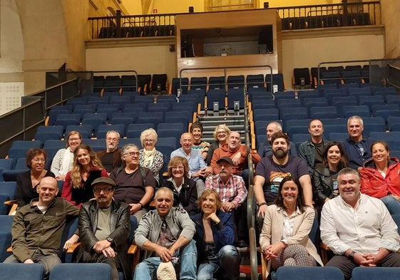 El elenco de actores e instituciones municipales posan en el teatro San Agustin Kultur Gunea.