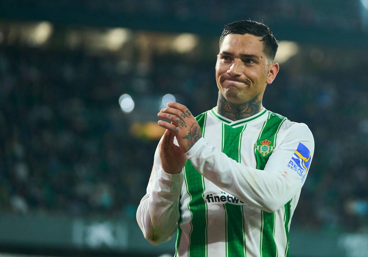 Chimy Ávila en un partido con el Betis.