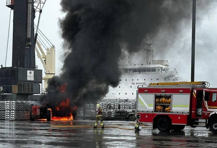 El incendio de una máquina elevadora provoca la alarma en el Puerto de Bilbao