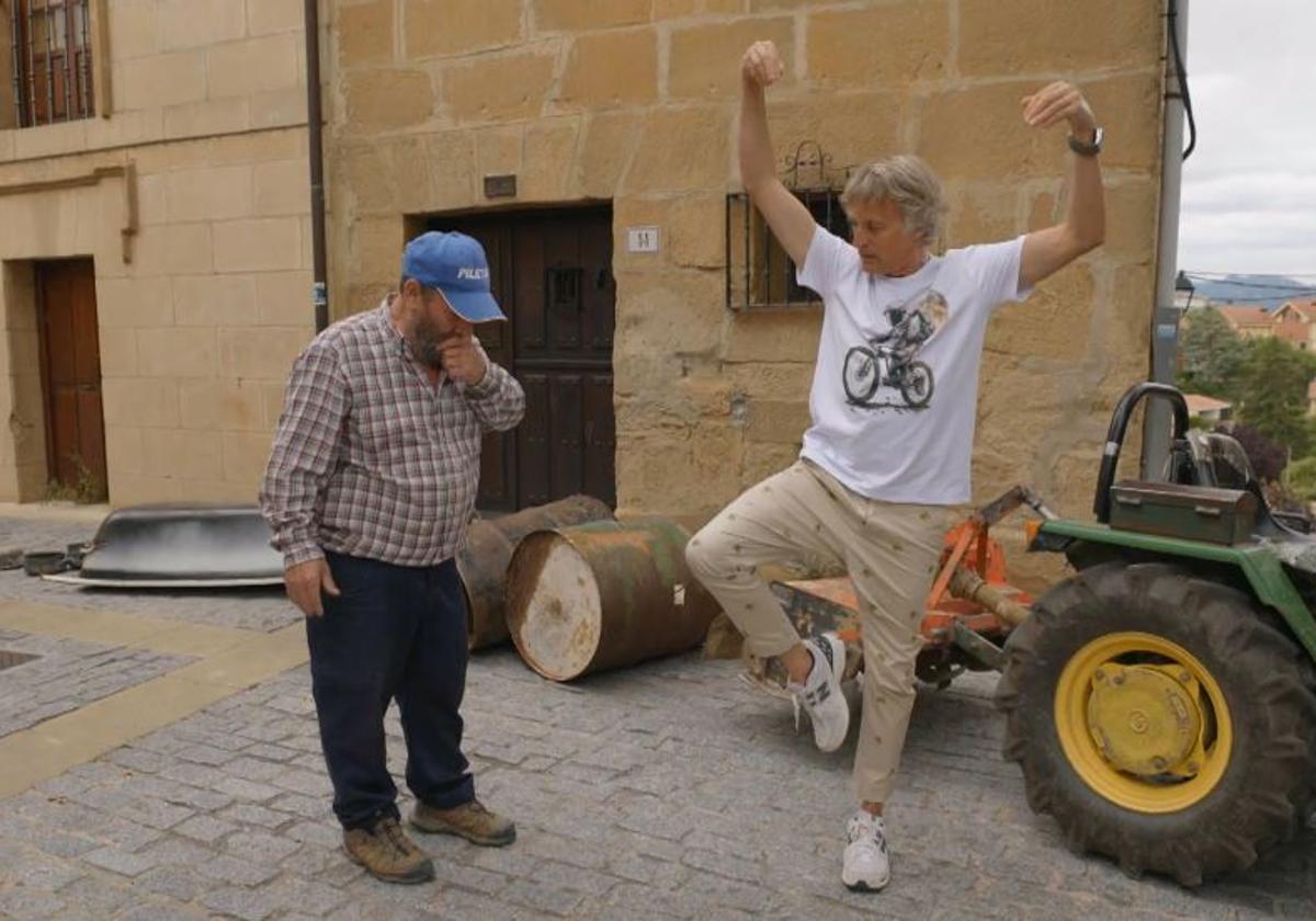 Jesús Calleja se lo pasa en grande en Labastida