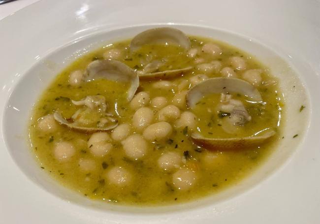Las primeras pochas con almejas gallegas.