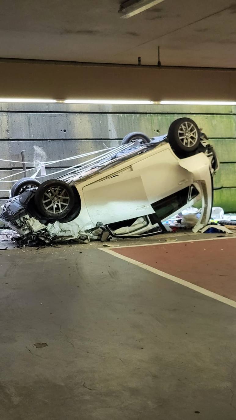 Sale ileso tras precipitarse con su coche desde el cuarto piso del parking principal del aeropuerto de Loiu