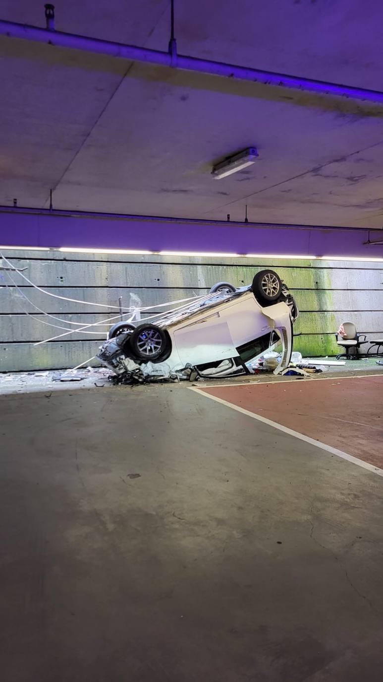 Sale ileso tras precipitarse con su coche desde el cuarto piso del parking principal del aeropuerto de Loiu