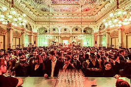 La pasada temporada, dos días antes de que se presentará al público general, el Liceu ofreció una función de 'Un ballo in maschera' expresamente para jóvenes, que en el entreacto contó con DJ y stands con comida.