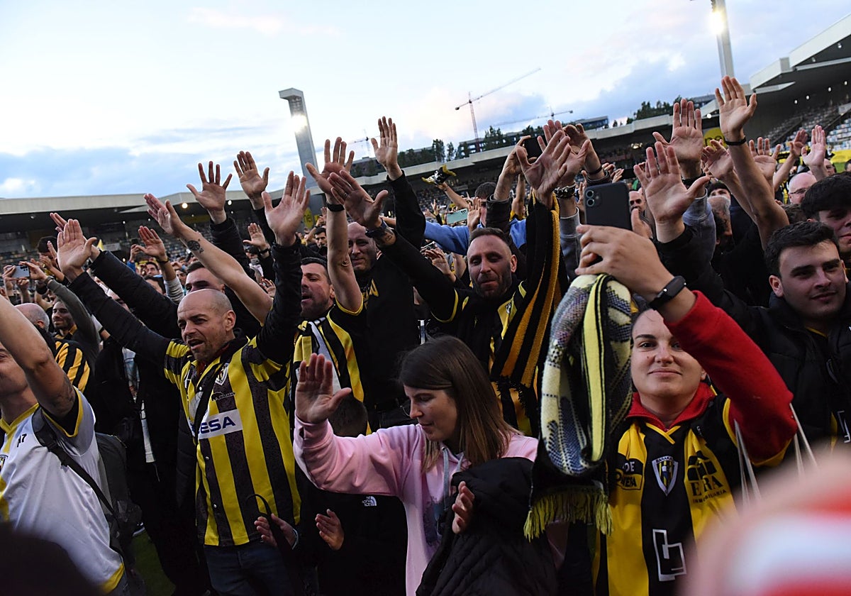 Aficionados del Barakaldo celebrando el último ascenso a Primera Federación.