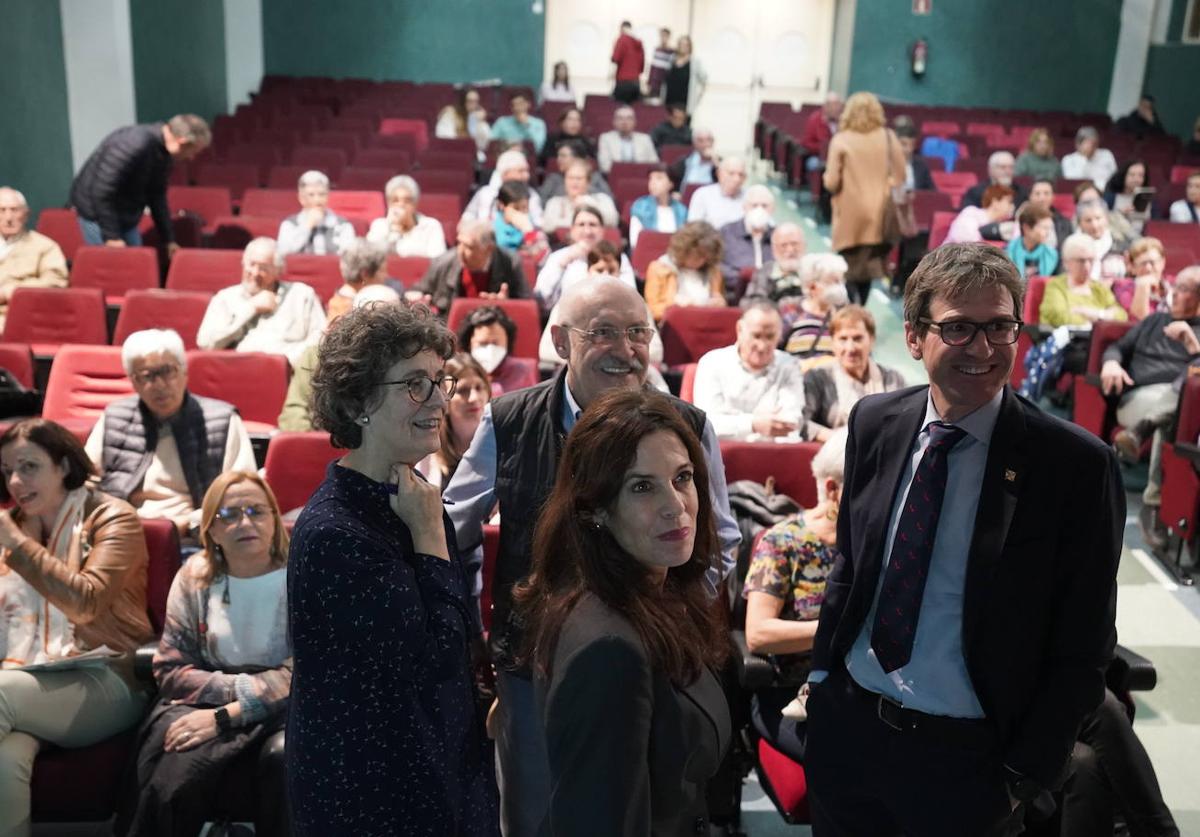 Ana Oregi, a la izquierda, junto a la alcaldesa, Maider Etxebarria, y Gorka Urtaran.