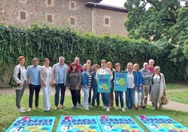 Los comerciantes y autoridades municipales presentaron esta campaña para revitalizar el comercio local.