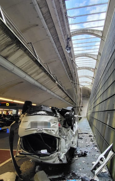 Sale ileso tras precipitarse con su coche desde el cuarto piso del parking principal del aeropuerto de Loiu