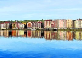 La Ría de Bilbao proyecta en sus aguas una bella estampa de Erandio.