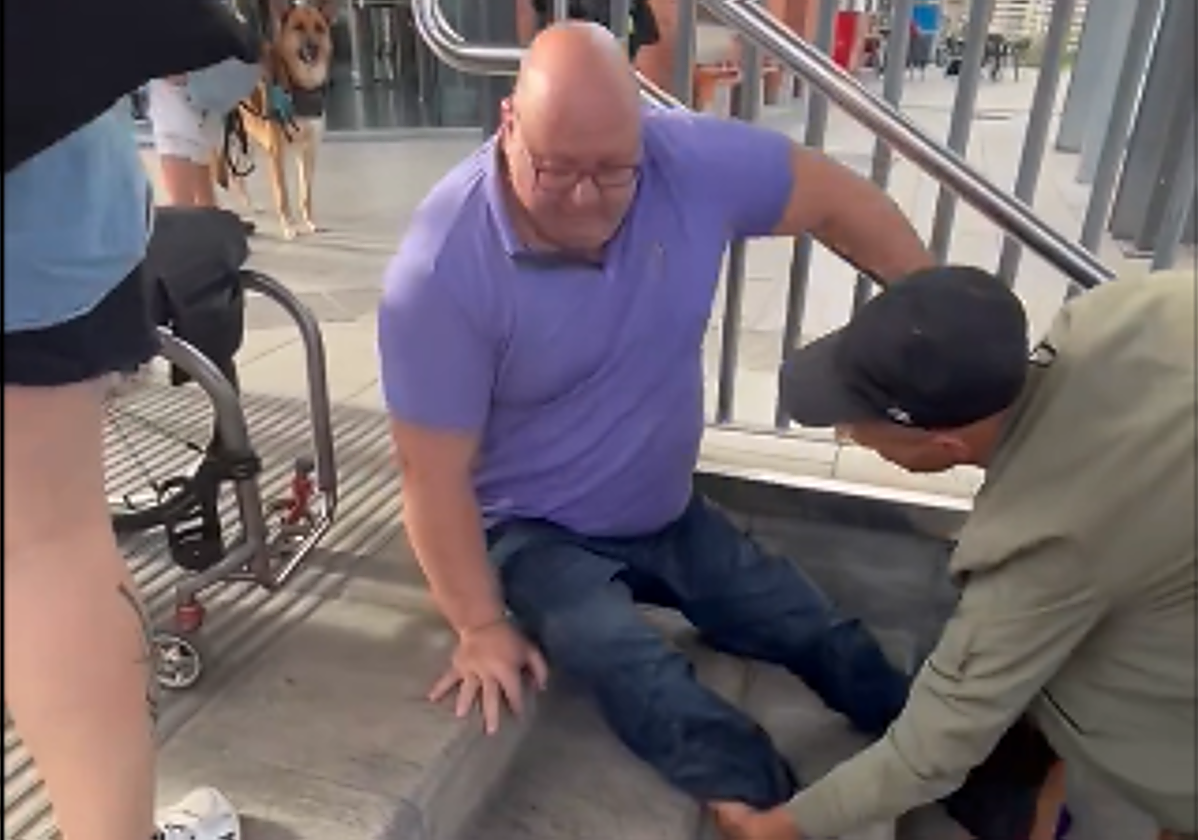 Carlos Correa arrastrándose por las escaleras de la estación.