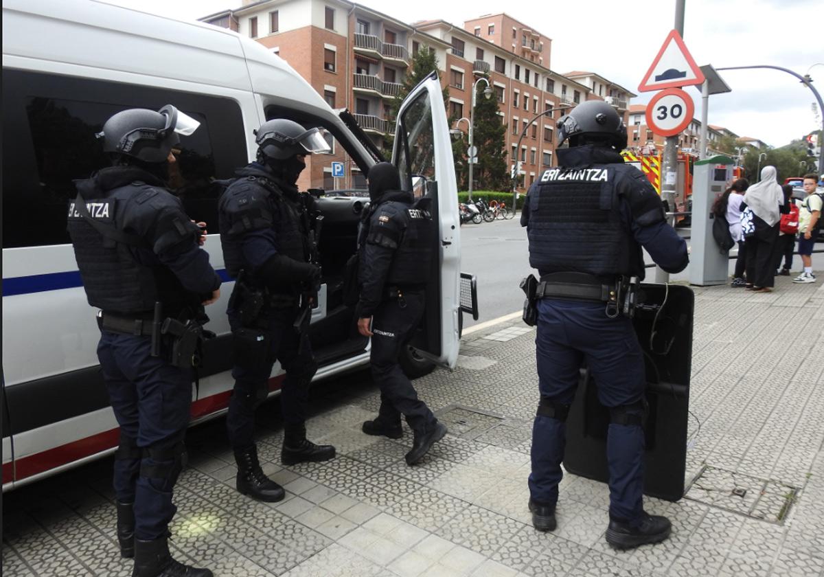 Despliegue policial en el barrio de San Adrián.