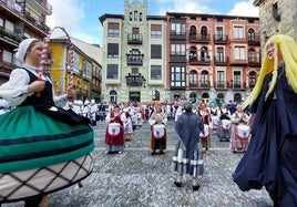 La tamborrada de Bermeo a su paso por la Goiko plaza.