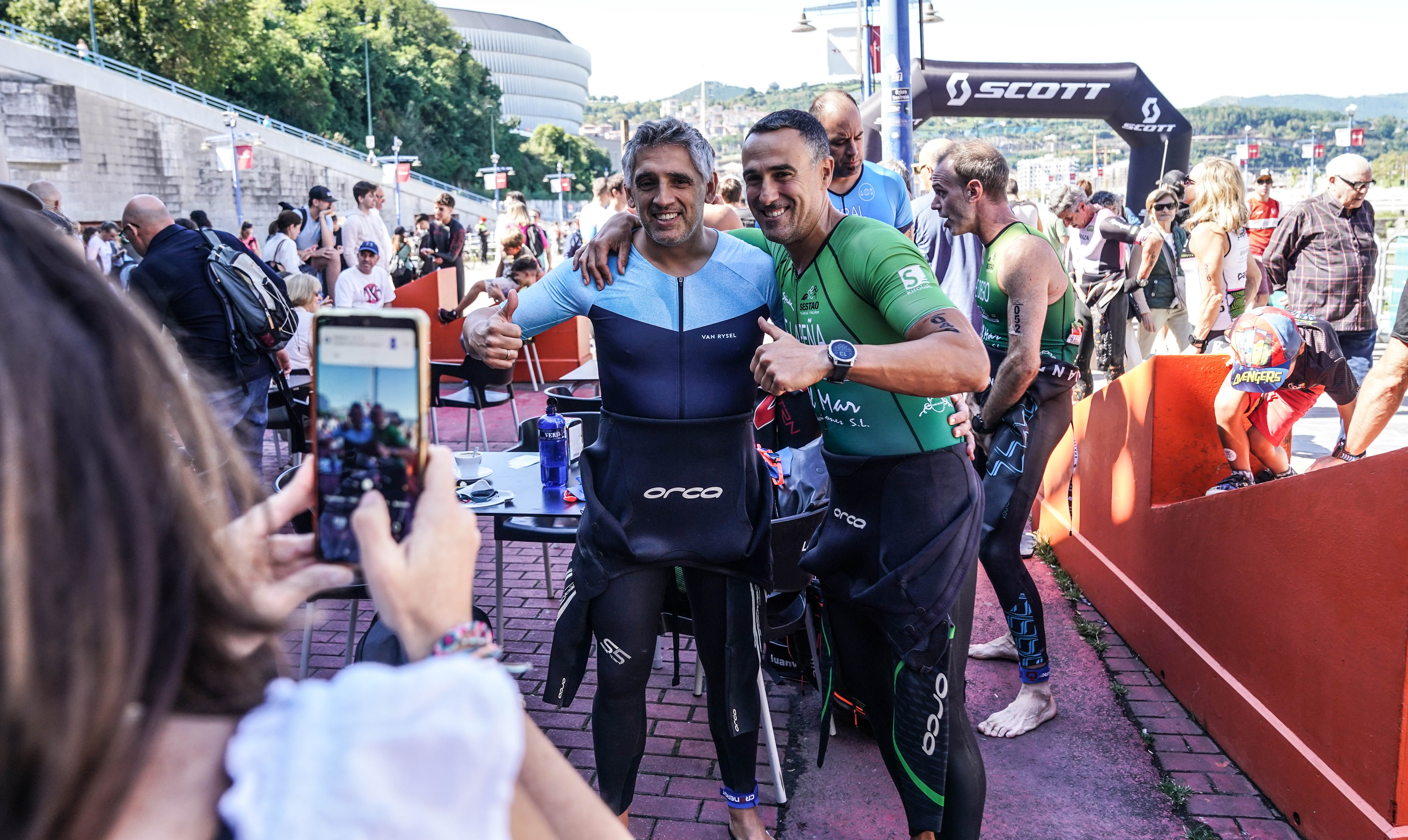 El espectáculo del Bilbao Triathlon inunda de atletas la ciudad