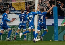 Jordán y los jugadores del Alavés celebran el gol del triunfo.