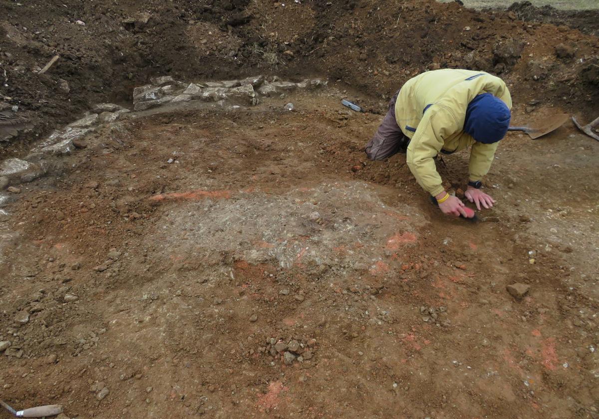 Hallan en Espejo un pozo romano «excepcional» repleto de restos de fauna y una vasija «única»