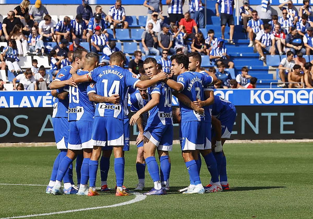 El Alavés hace piña antes del partido ante Las Palmas.