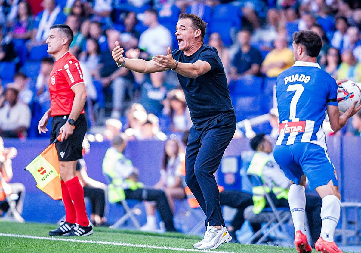 Luis García se desespera durante un momento del partido.