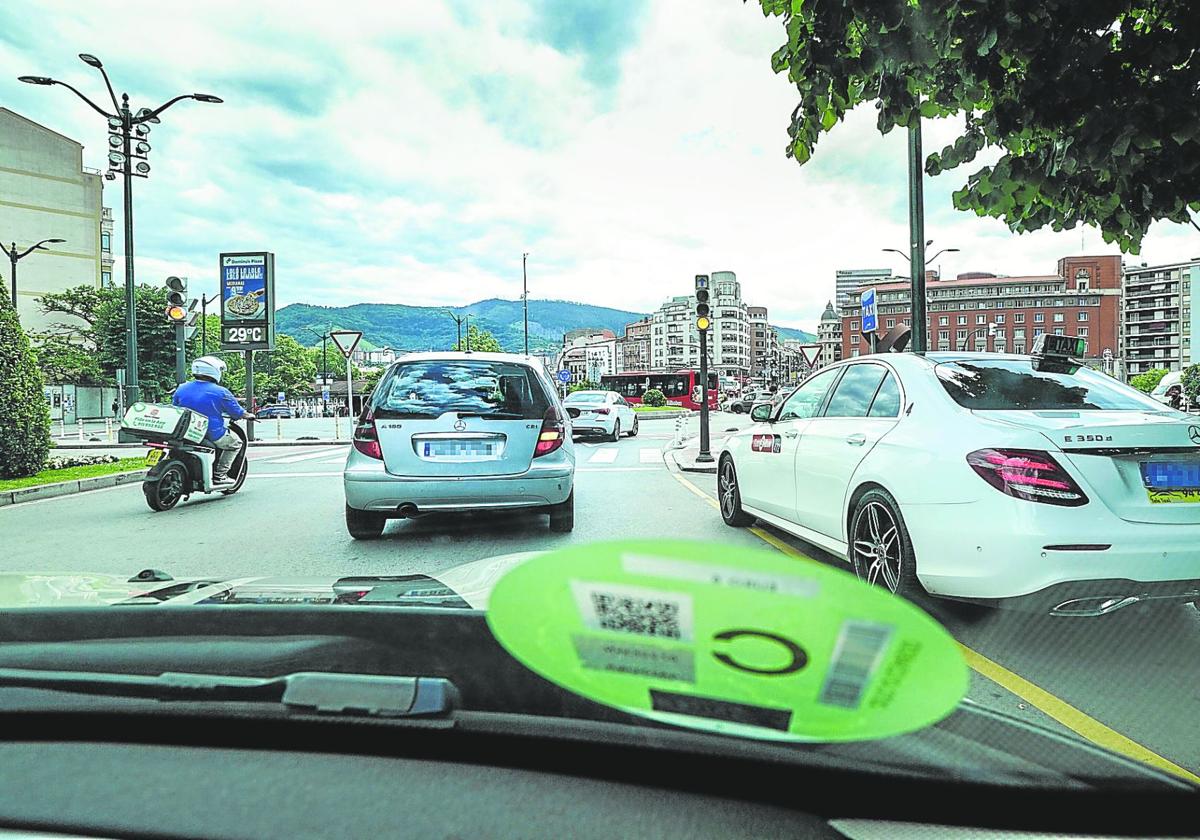 Bilbao multa desde hoy con 200 euros a los coches más contaminantes