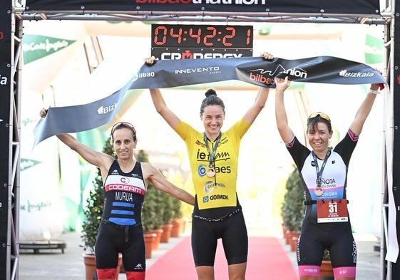 Pello Osoro y Helene Alberdi brillan en el Bilbao Triathlon