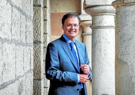 El consejero Alberto Martínez posa en la balconada de la sede de EL CORREO en Bilbao, donde se realizó la entrevista.